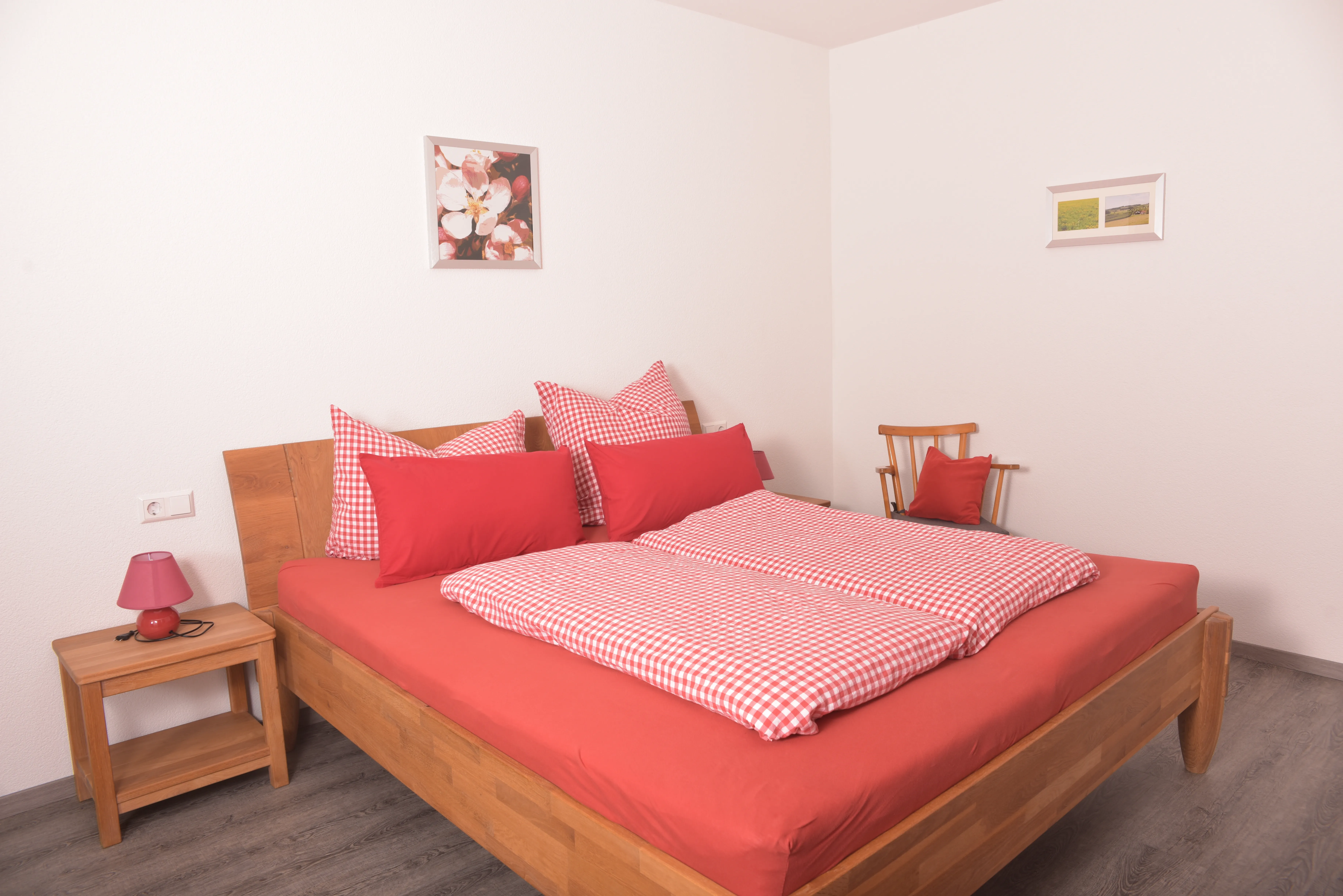 Das Schlafzimmer mit einem Doppelbett