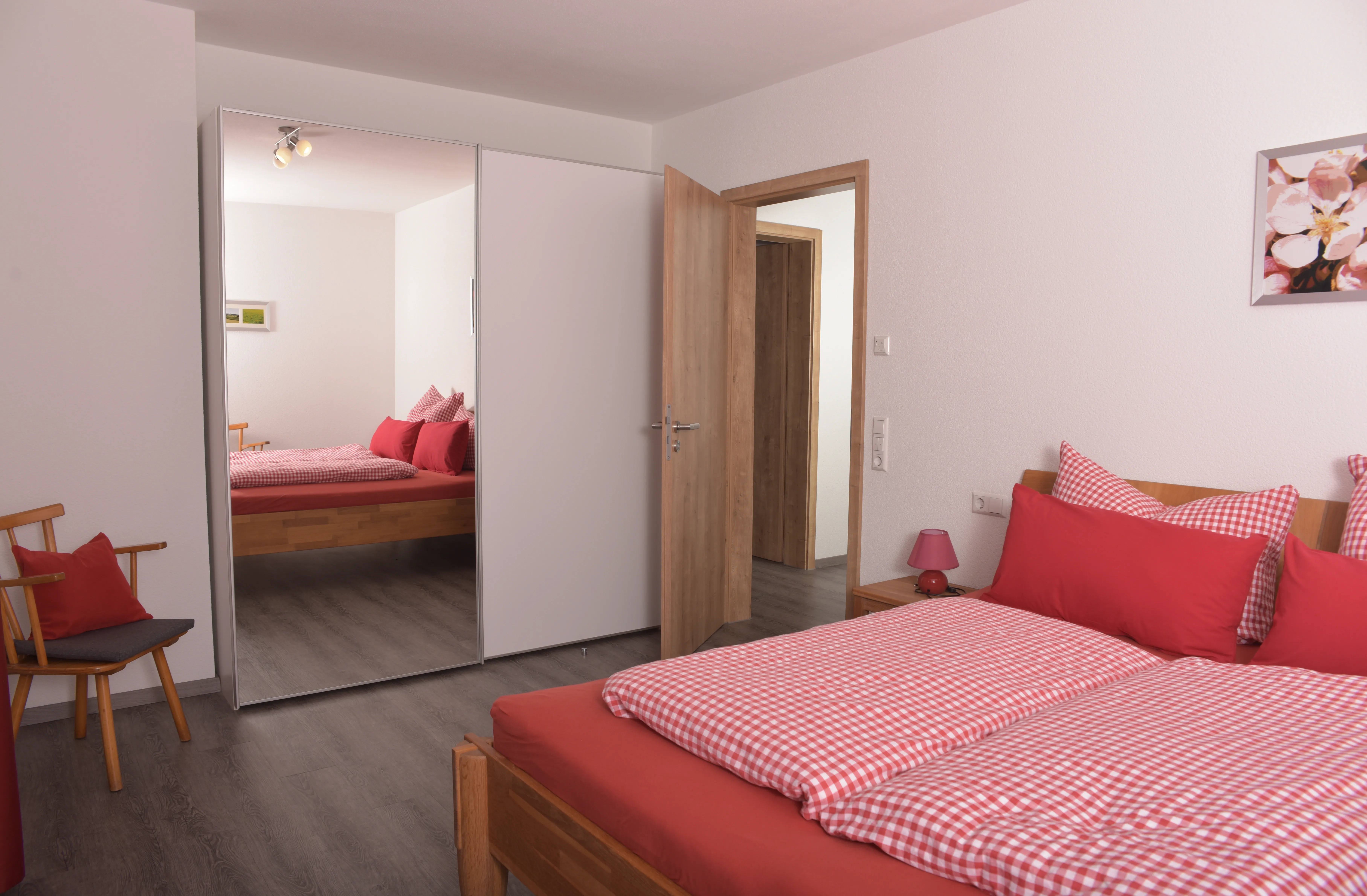 Das Schlafzimmer mit einem Doppelbett