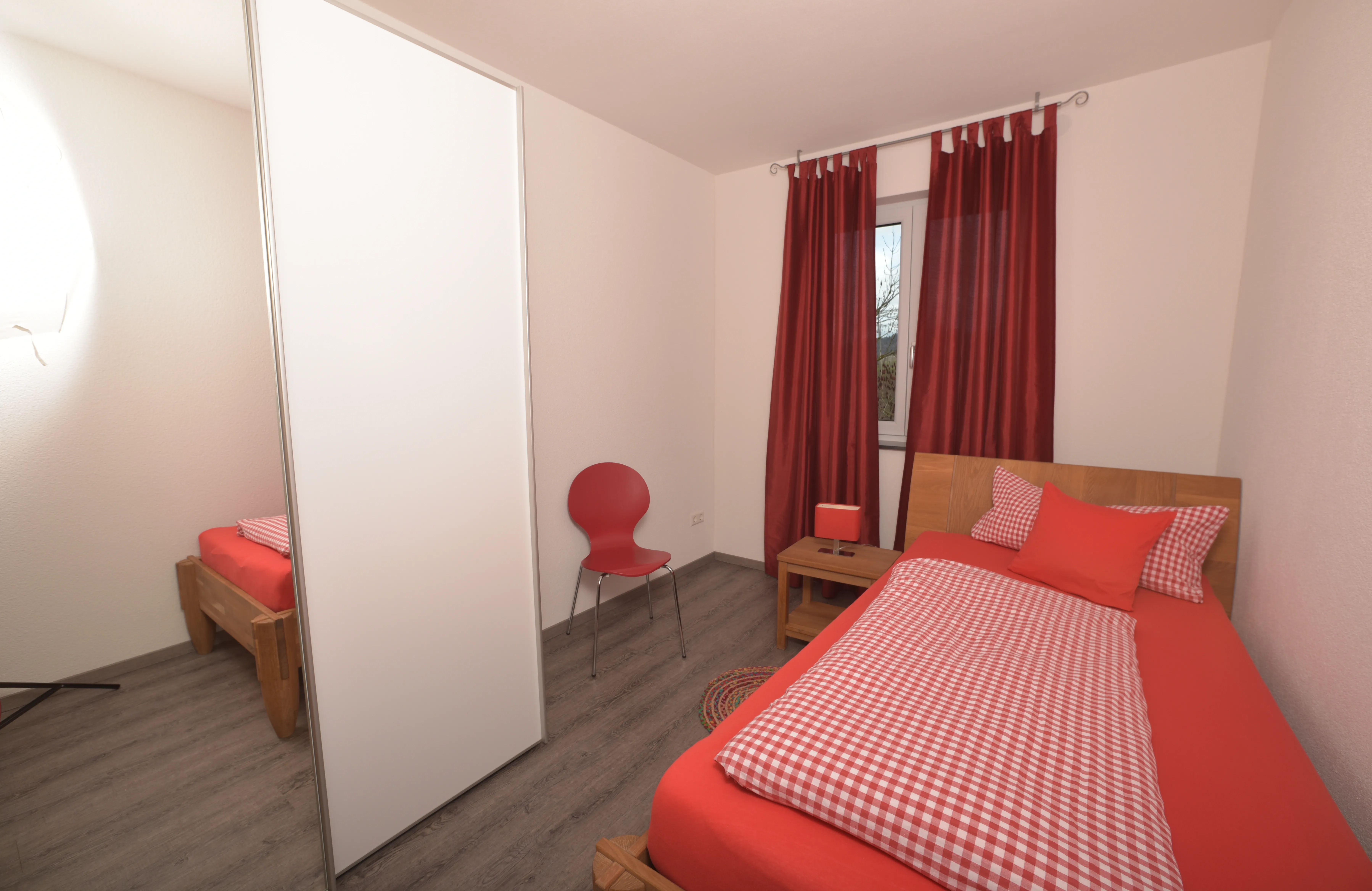 Eines der zwei Schlafzimmer mit jeweils einem Einzelbett