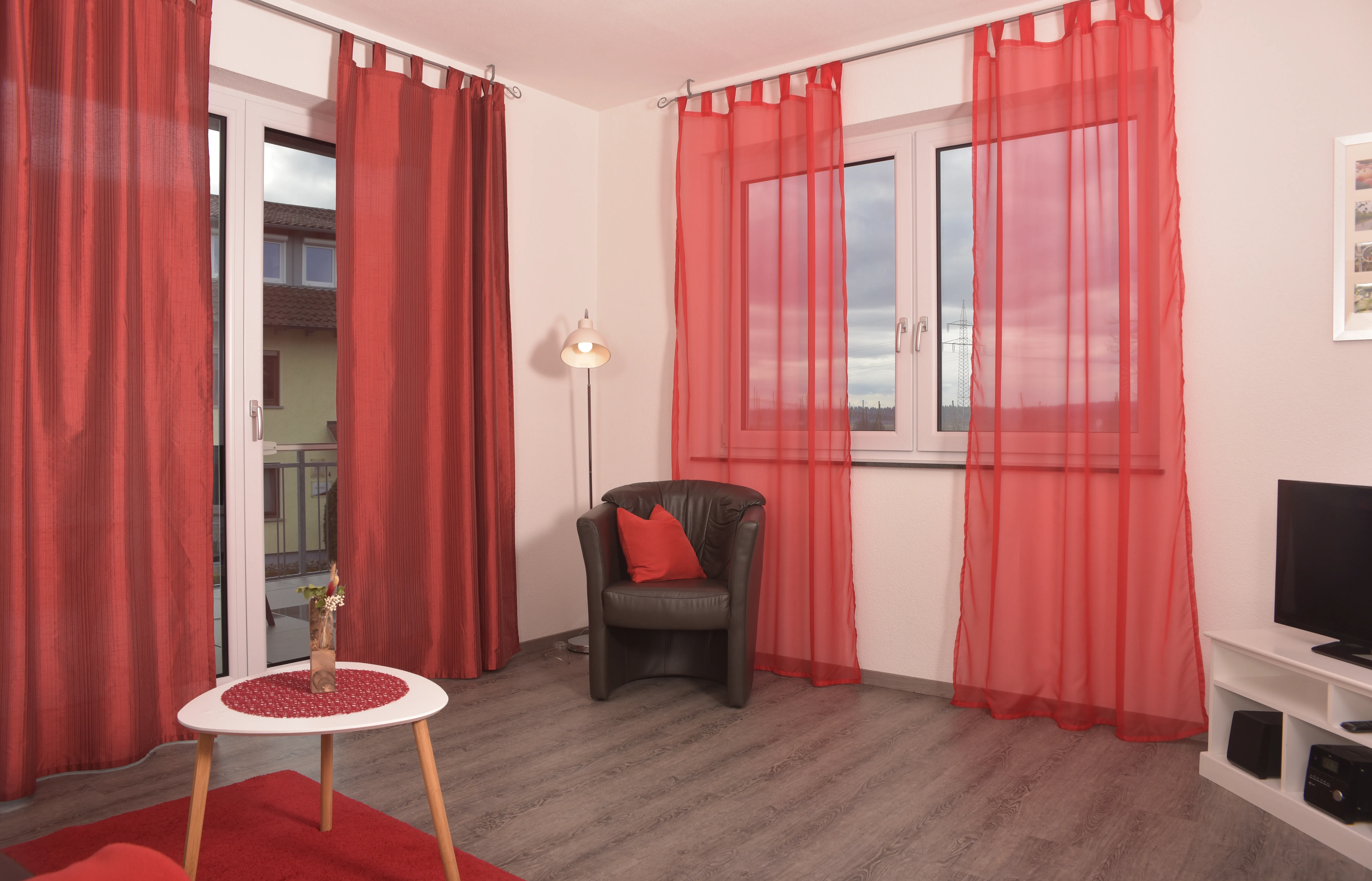 Das Wohnzimmer mit Fernseher und Stereoanlage