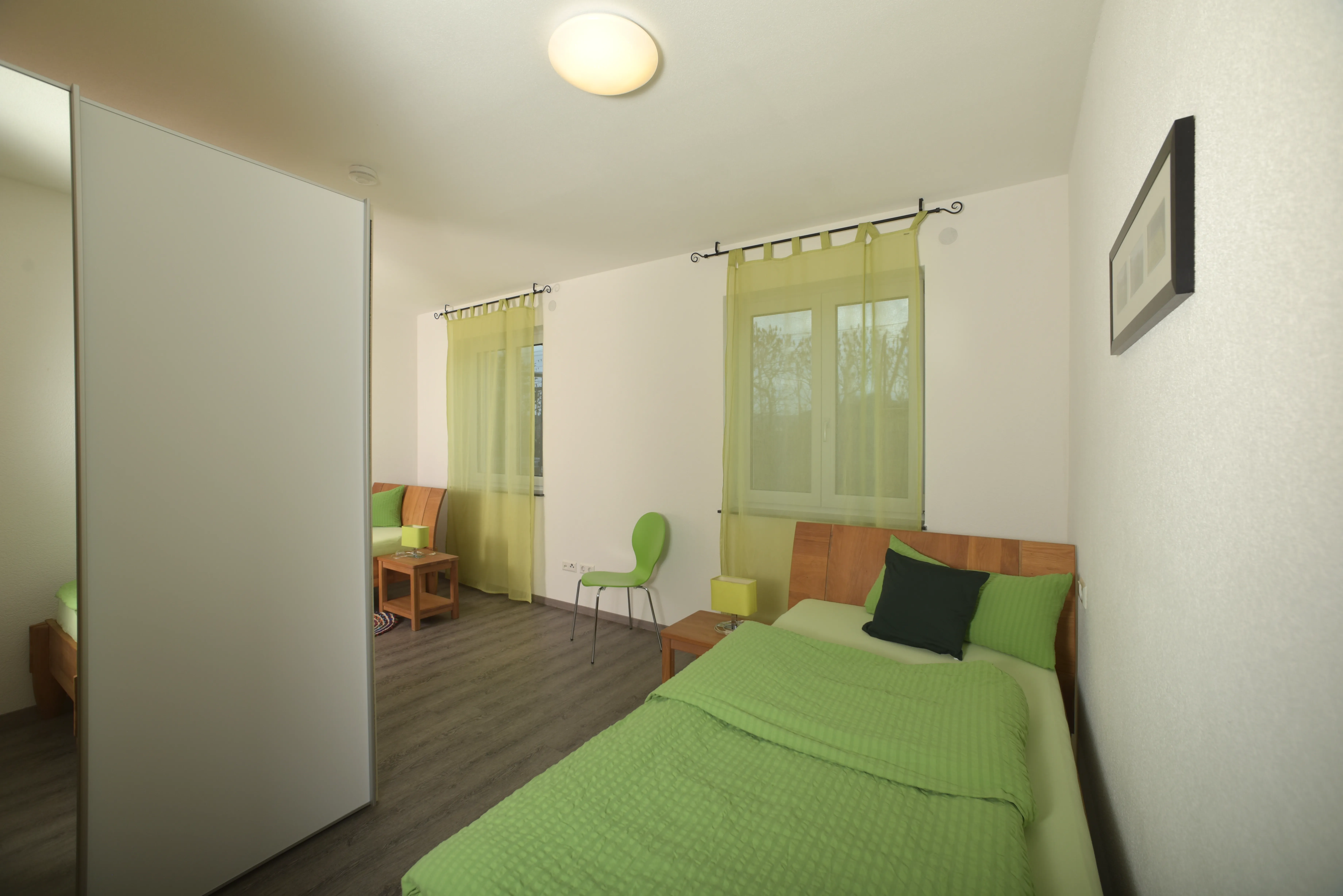 Das Schlafzimmer mit zwei Einzelbetten