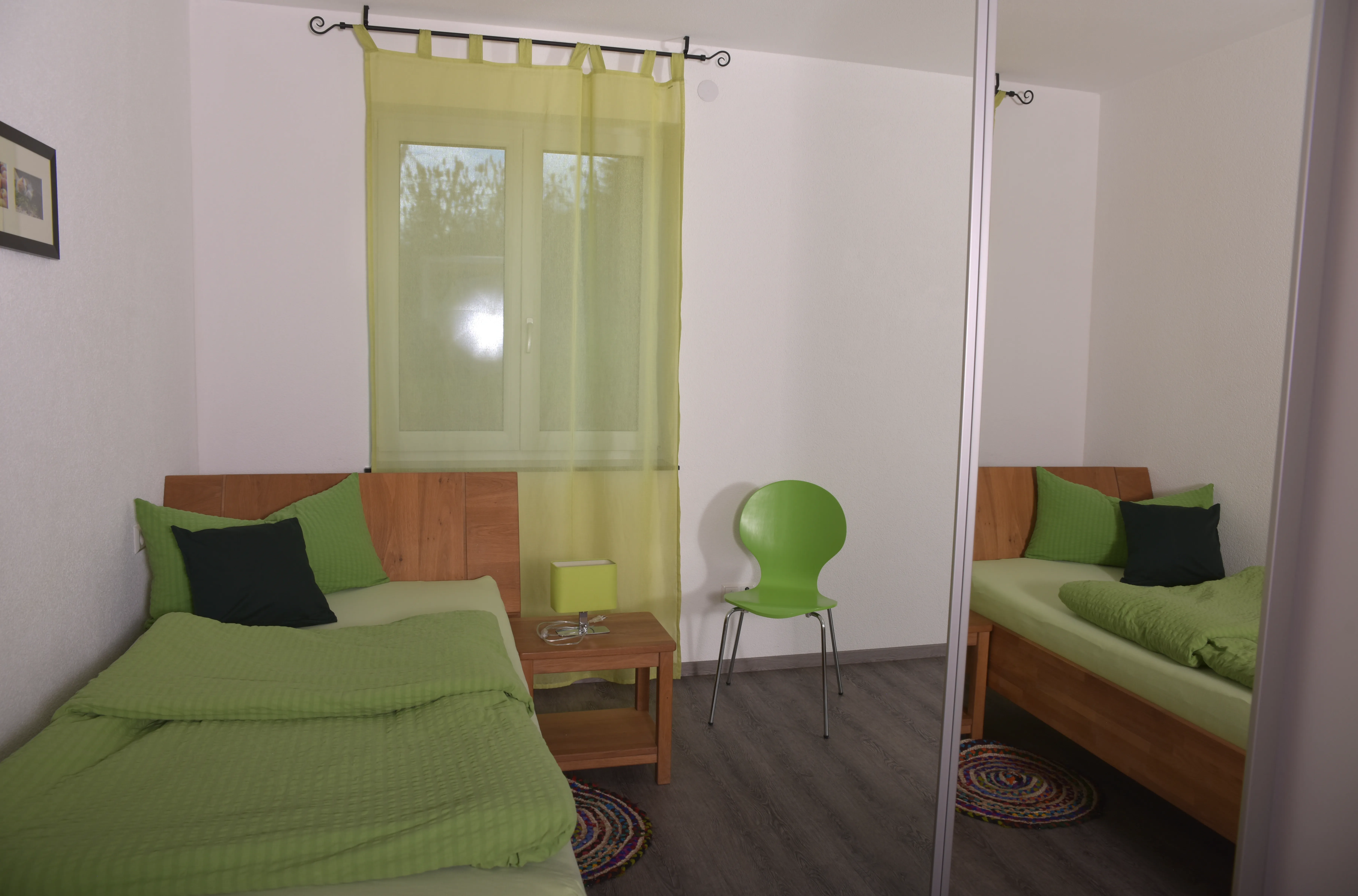 Das Schlafzimmer mit zwei Einzelbetten