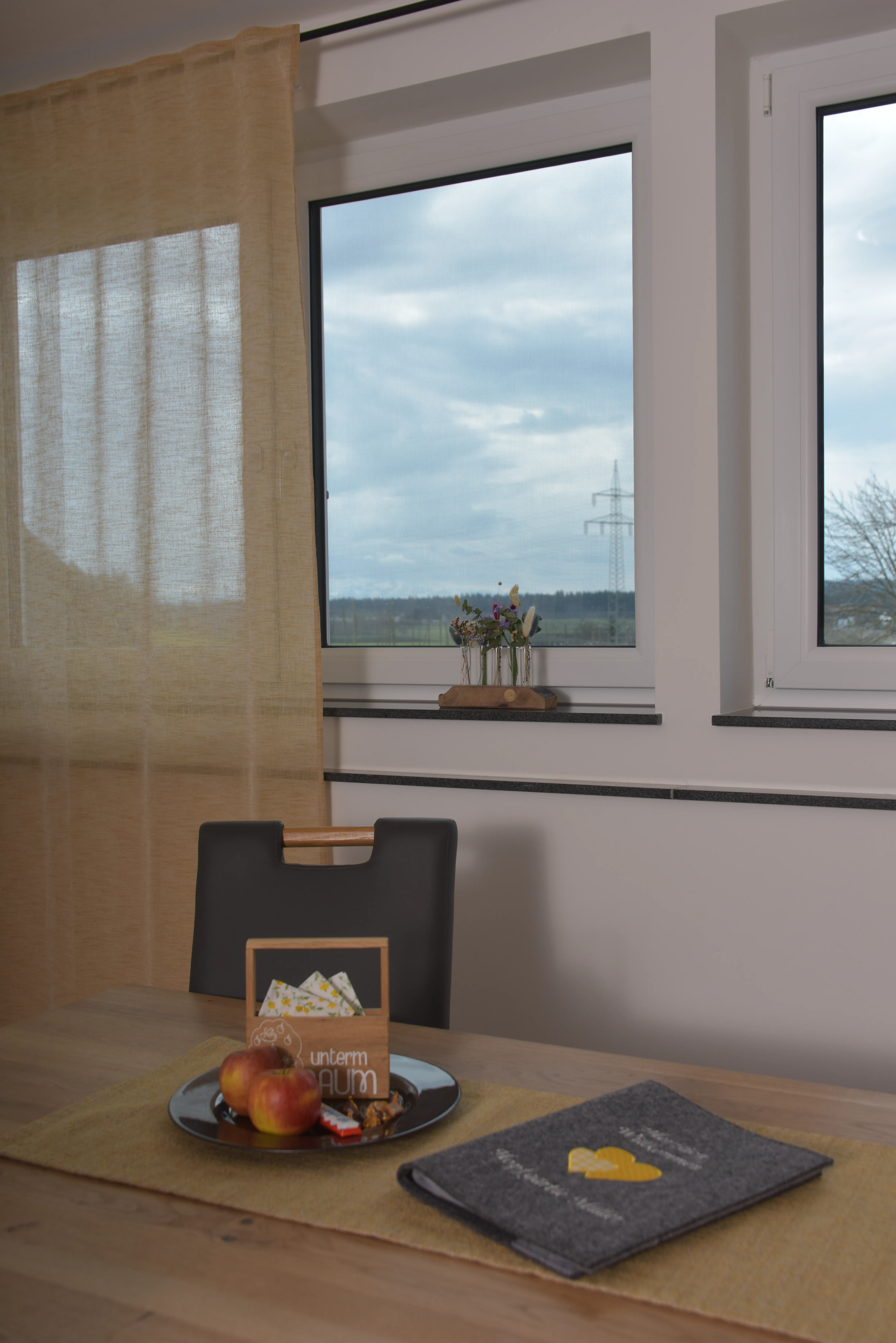 Tischdekoration in der Wohnung Unter'm Baum