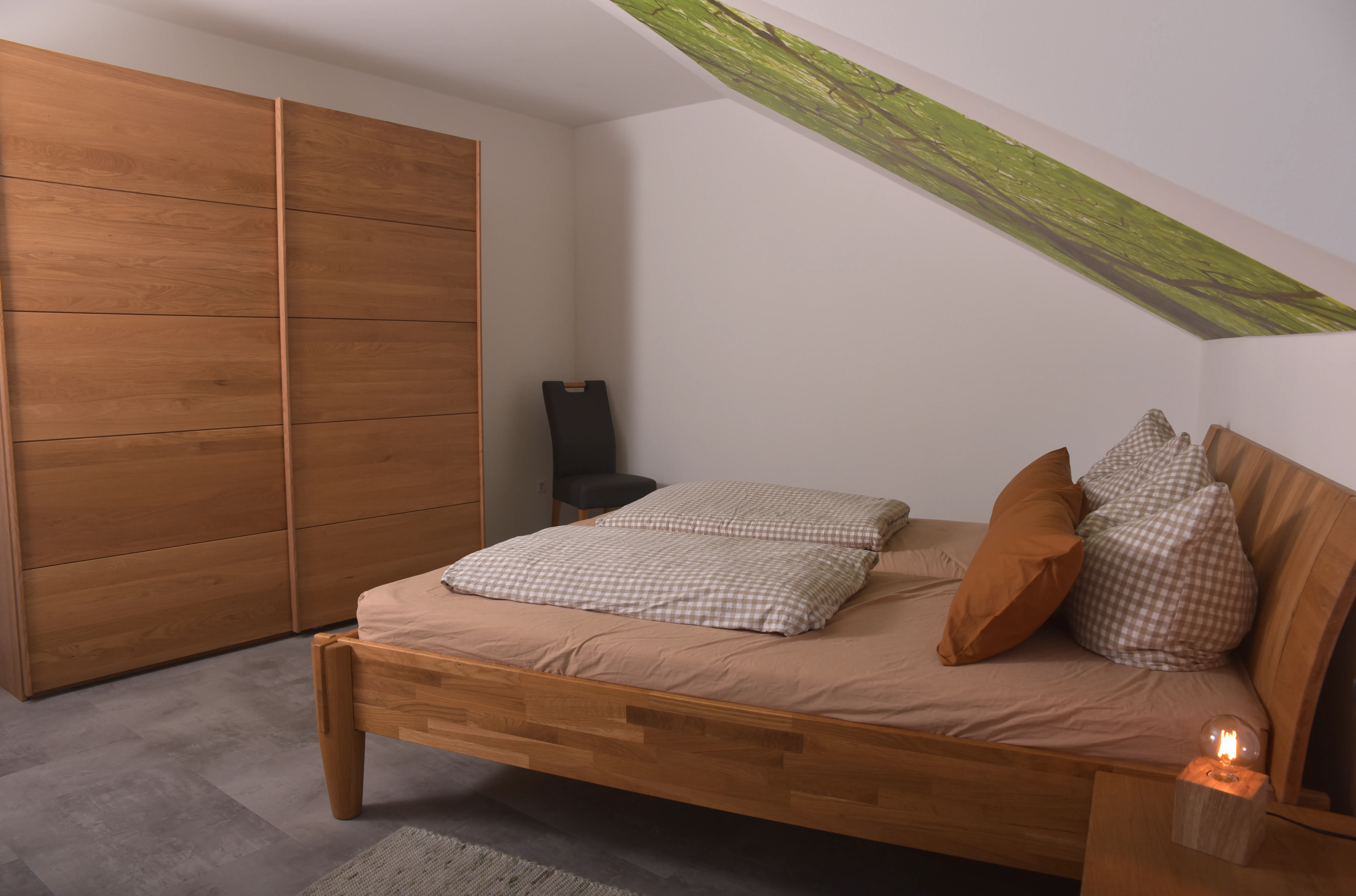 Das Schlafzimmer mit Doppelbett unterm Baum