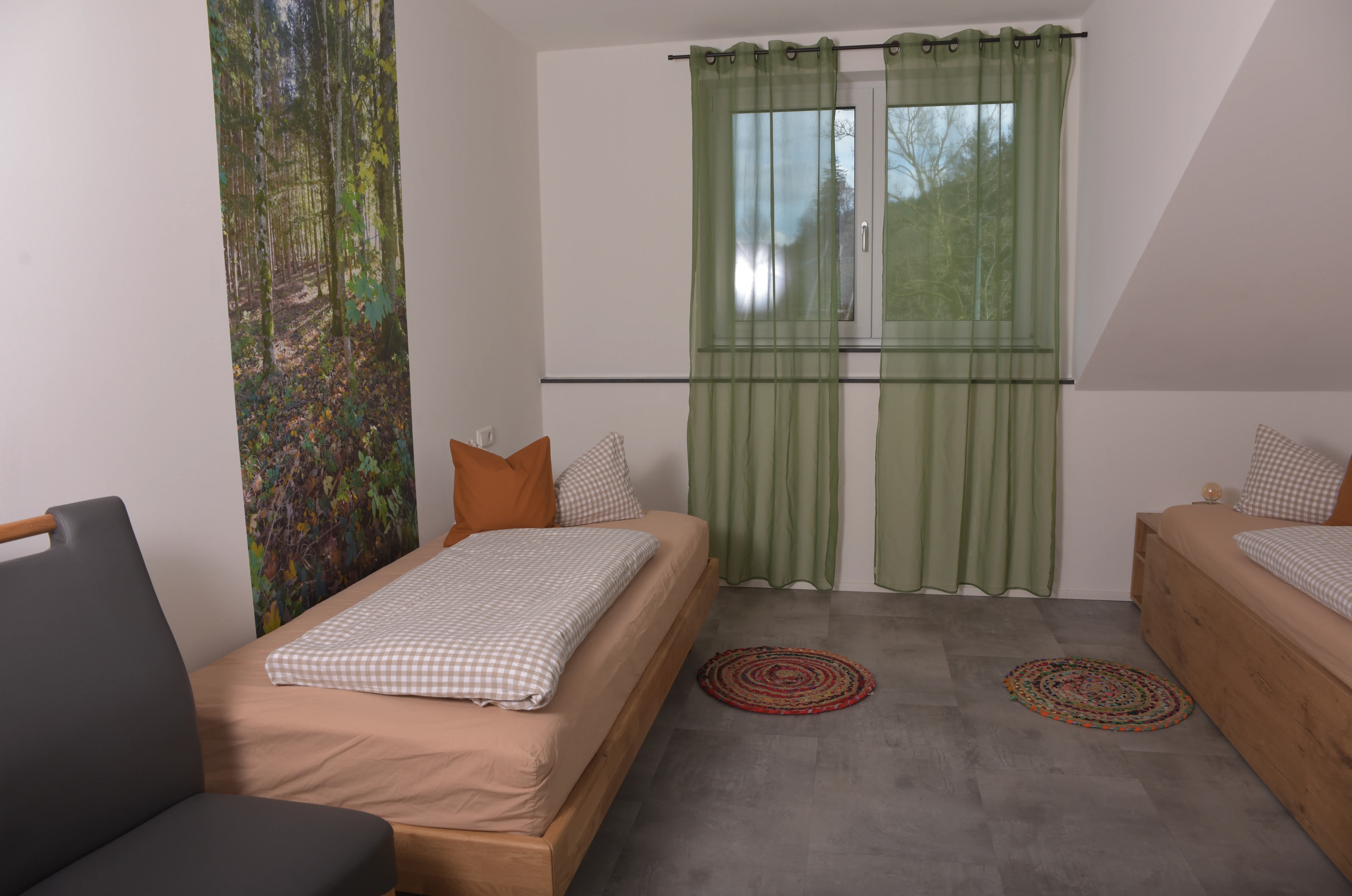 Das kleine Schlafzimmer mit 2 Einzelbetten, 1 davon ausziehbar, unterm Baum